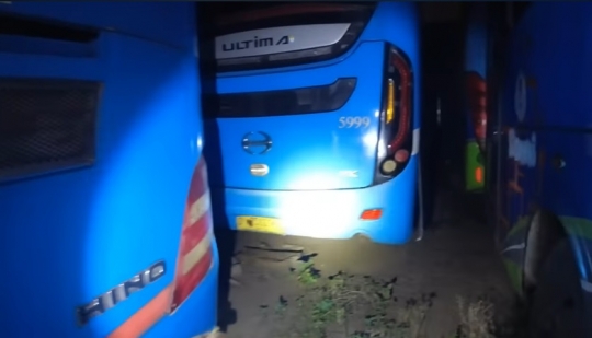 Potret Bangkai Bus Biru Terbengkalai di Garasi Bandung, Temuan Abunya Jadi Sorotan