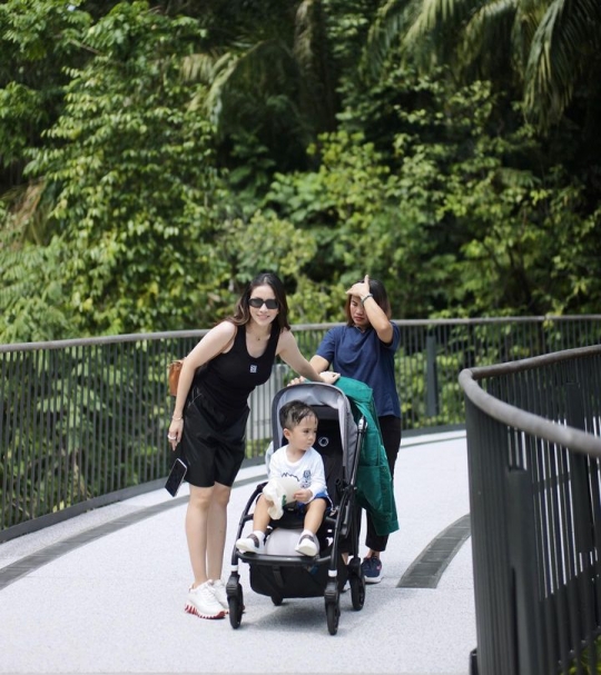 6 Momen Keseruan Momo Geisha dan Keluarga Tamasya di Singapura
