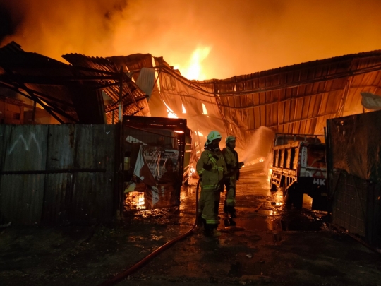 Kebakaran Besar Melanda Pondok Kopi, Tempat Usaha hingga Peternakan Ludes Terbakar