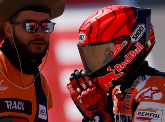 Tampil Agresif hingga Tabrak Miguel Oliveira, Marc Marquez Minta Maaf di Depan Fans