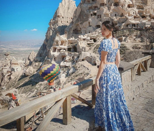 Potret Cantik Anya Geraldine di Cappadocia yang Sukses Curi Perhatian