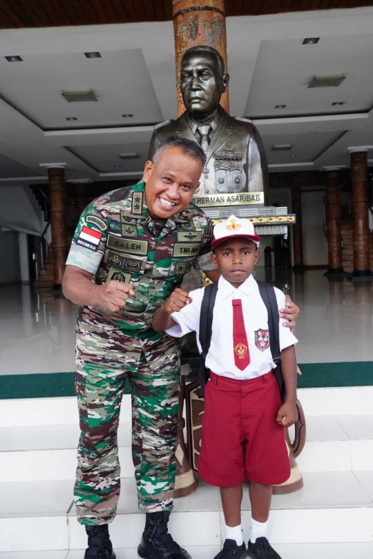 Jiwa Patriotisme Raul Bocah SD Hormat ke Jokowi Bikin Kagum Jenderal TNI