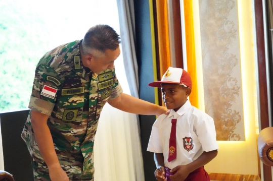 Jiwa Patriotisme Raul Bocah SD Hormat ke Jokowi Bikin Kagum Jenderal TNI