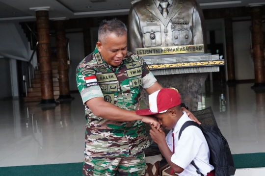 Jiwa Patriotisme Raul Bocah SD Hormat ke Jokowi Bikin Kagum Jenderal TNI