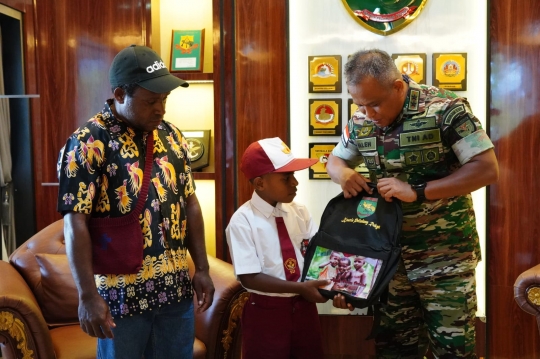 Jiwa Patriotisme Raul Bocah SD Hormat ke Jokowi Bikin Kagum Jenderal TNI