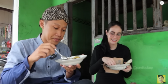 Potret Cantik Istri Wakil Gubernur Jatim Arumi Bachsin Makan di Warung Lodeh Tiwul