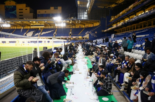 Indahnya Momen Kebersamaan Buka Puasa Bareng Chelsea di Stamford Bridge