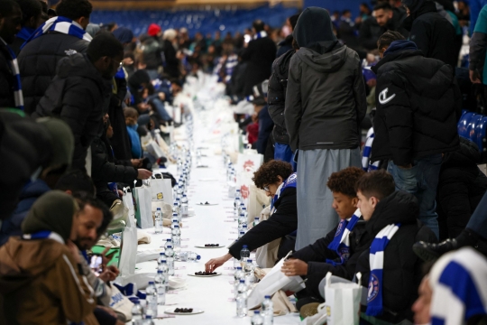 Indahnya Momen Kebersamaan Buka Puasa Bareng Chelsea di Stamford Bridge