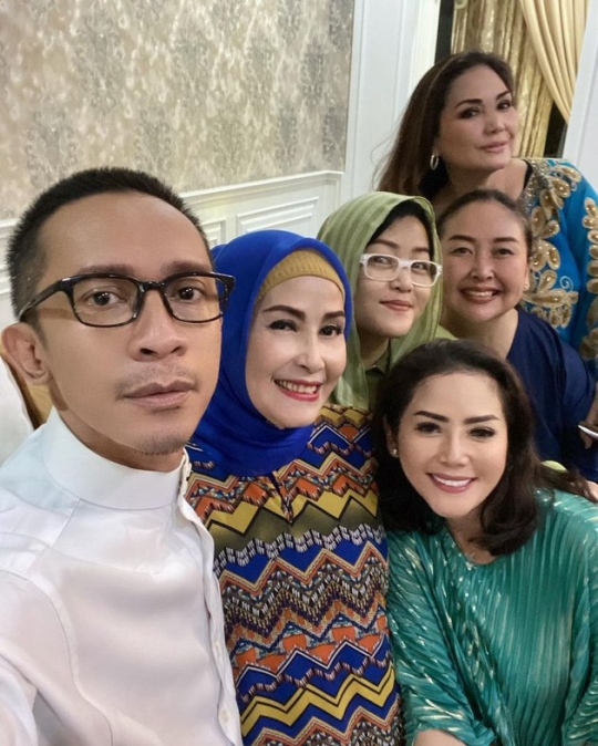 Lepaskan Sisi Feminin, Ini 6 Potret Aming Pakai Gamis saat Buka Puasa Bareng Artis