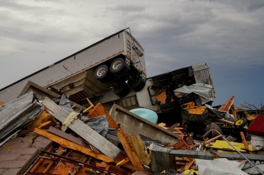 Mobil-Mobil Ringsek Bergelimpangan Pasca Hantaman Tornado Raksasa di Mississippi