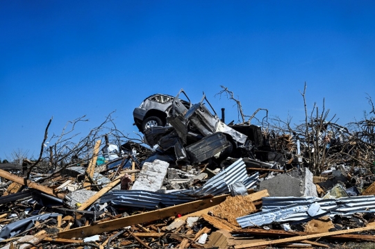 Mobil-Mobil Ringsek Bergelimpangan Pasca Hantaman Tornado Raksasa di Mississippi