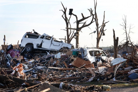 Mobil-Mobil Ringsek Bergelimpangan Pasca Hantaman Tornado Raksasa di Mississippi