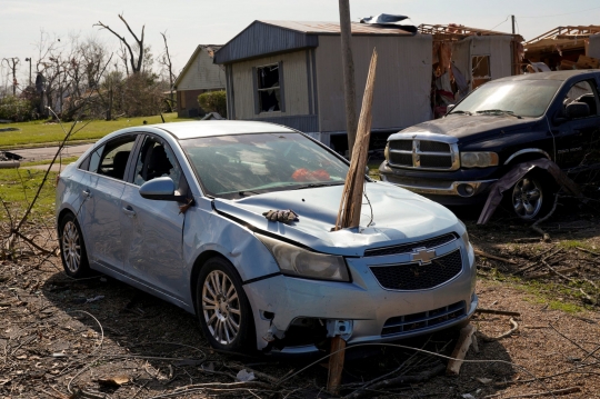 Mobil-Mobil Ringsek Bergelimpangan Pasca Hantaman Tornado Raksasa di Mississippi