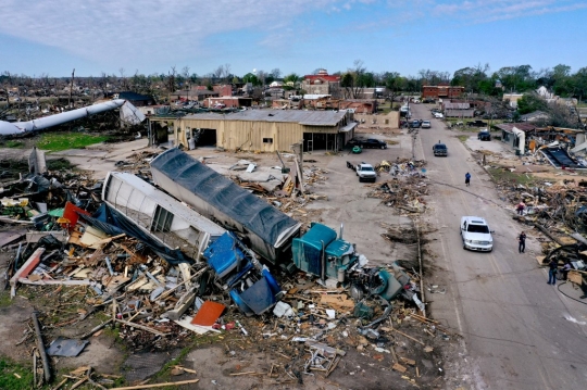 Mobil-Mobil Ringsek Bergelimpangan Pasca Hantaman Tornado Raksasa di Mississippi