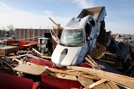 Mobil-Mobil Ringsek Bergelimpangan Pasca Hantaman Tornado Raksasa di Mississippi