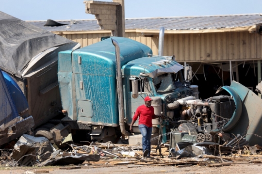 Mobil-Mobil Ringsek Bergelimpangan Pasca Hantaman Tornado Raksasa di Mississippi