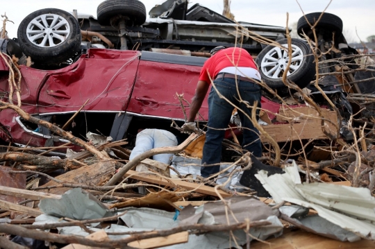 Mobil-Mobil Ringsek Bergelimpangan Pasca Hantaman Tornado Raksasa di Mississippi