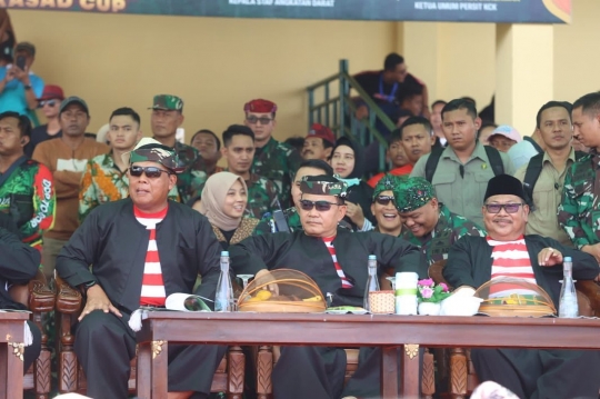 Momen Kasad Dudung Buka & Saksikan Lomba Karapan Sapi, Gagah Kenakan Baju Adat Madura