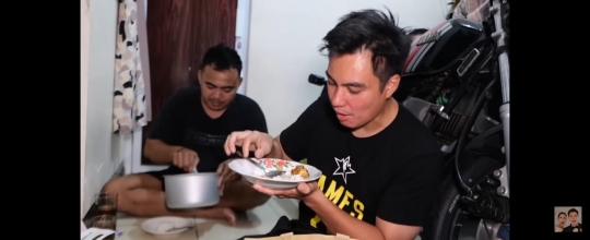 Aksi Baim Wong Makan Sahur di Rumah Dua Orang Tak Dikenal, Auto Bikin Happy