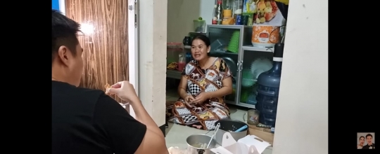 Aksi Baim Wong Makan Sahur di Rumah Dua Orang Tak Dikenal, Auto Bikin Happy