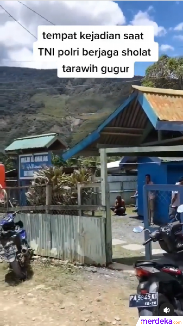 Peristiwa bermula saat masyarakat melaksanakan salat tarawih. Prajurit TNI maupun personel Polri melakukan pengamanan untuk mencegah hal-hal tak diinginkan. 