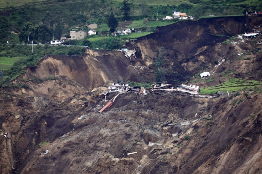 Longsor Mengerikan Kubur Ratusan Rumah di Ekuador