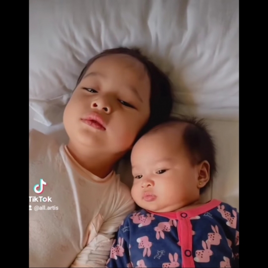 Sweet! 6 Potret Kebersamaan Arrasya Anak Tasya Kamila dan Baby Shafanina, Cute Banget
