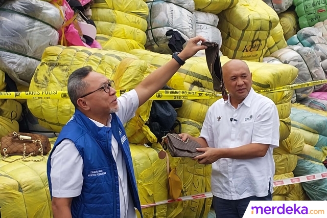 Foto : Penampakan 7.363 Bal Baju Bekas Impor Senilai Rp85 Miliar ...