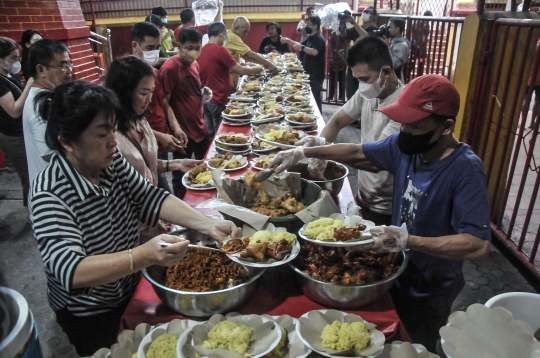 Indahnya Toleransi Berbagi Makanan Buka Puasa di Wihara Dharma Bhakti