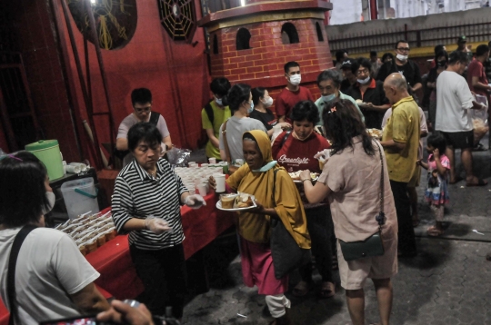 Indahnya Toleransi Berbagi Makanan Buka Puasa di Wihara Dharma Bhakti