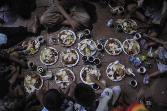 Indahnya Toleransi Berbagi Makanan Buka Puasa di Wihara Dharma Bhakti