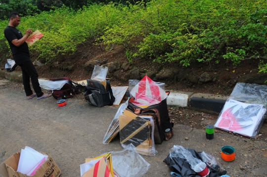 Serunya Ngabuburit Sambil Bermain Layang-Layang di Kanal Banjir Timur