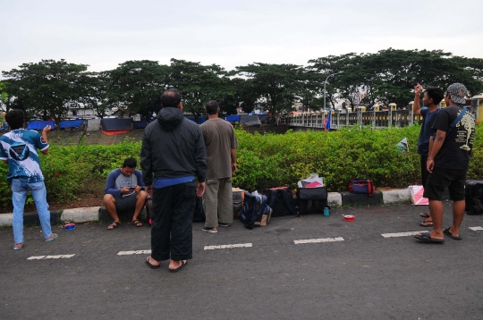 Serunya Ngabuburit Sambil Bermain Layang-Layang di Kanal Banjir Timur