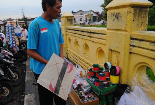 Serunya Ngabuburit Sambil Bermain Layang-Layang di Kanal Banjir Timur