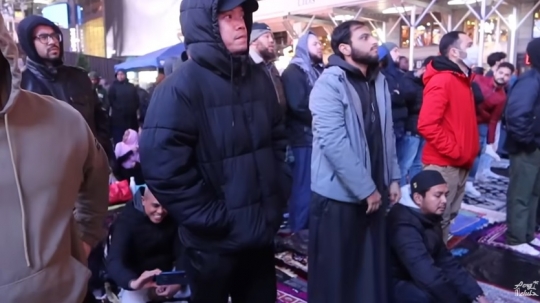 Potret Muslim Amerika Serikat Salat Tarawih di Times Square New York