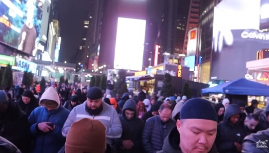 Potret Muslim Amerika Serikat Salat Tarawih di Times Square New York
