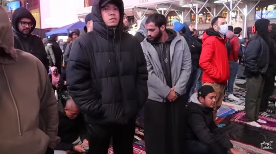 Potret Muslim Amerika Serikat Salat Tarawih di Times Square New York