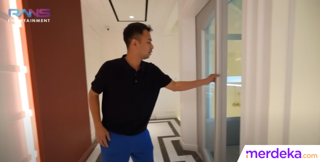 Melalui vlog yang diunggah di kanal YouTube pribadinya, Raffi tampak membagikan momen-momen saat dirinya memperlihatkan rumah barunya yang difasilitasi oleh sebuah lift mewah. Saat hendak mencobanya, Raffi terkejut saat membuka pintu liftnya. 