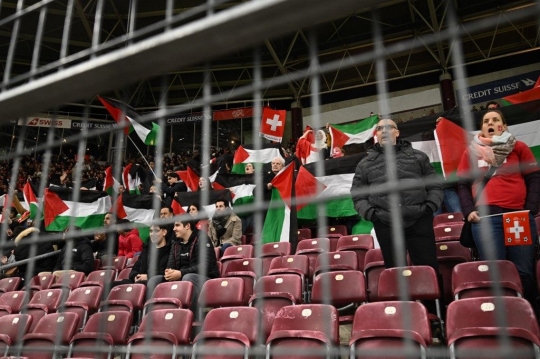 Kibaran Bendera Palestina Warnai Laga Swiss vs Israel di Kualifikasi Euro 2024