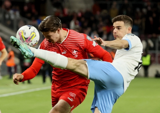 Kibaran Bendera Palestina Warnai Laga Swiss vs Israel di Kualifikasi Euro 2024