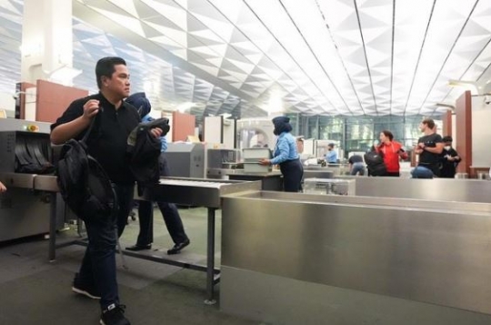 Potret Erick Thohir Diperiksa Saat Masuk Bandara Angkat Tangan