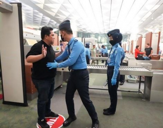 Potret Erick Thohir Diperiksa Saat Masuk Bandara Angkat Tangan