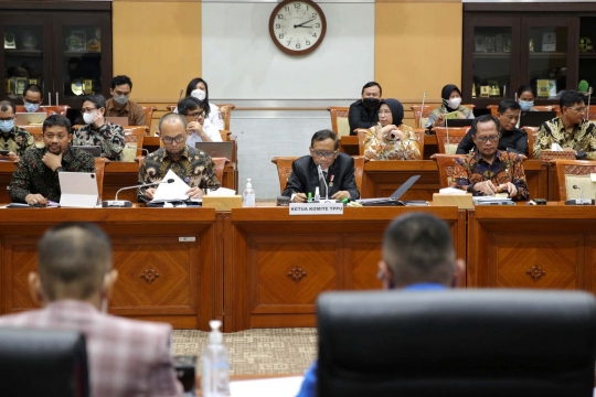 Momen Panas Mahfud MD Dikeroyok Anggota DPR soal Transaksi Rp349 Triliun di Kemenkeu