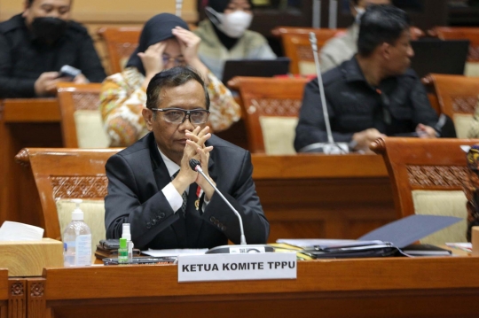 Momen Panas Mahfud MD Dikeroyok Anggota DPR soal Transaksi Rp349 Triliun di Kemenkeu