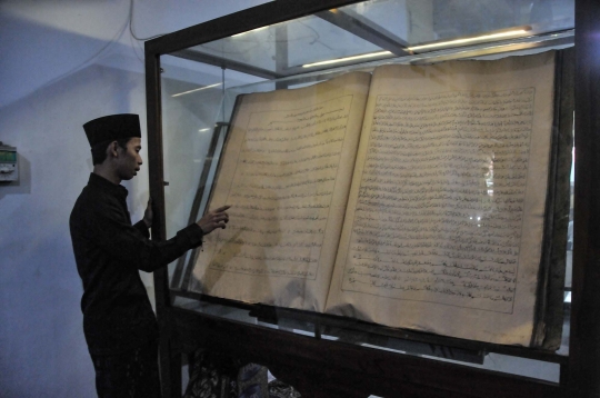 Keunikan Alquran Daun Lontar Raksasa di Masjid Jami Matraman