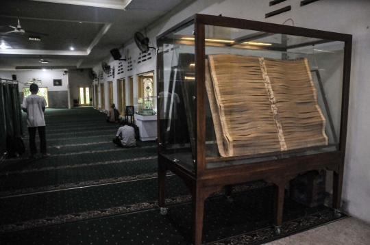 Keunikan Alquran Daun Lontar Raksasa di Masjid Jami Matraman