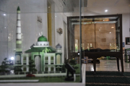 Keunikan Alquran Daun Lontar Raksasa di Masjid Jami Matraman