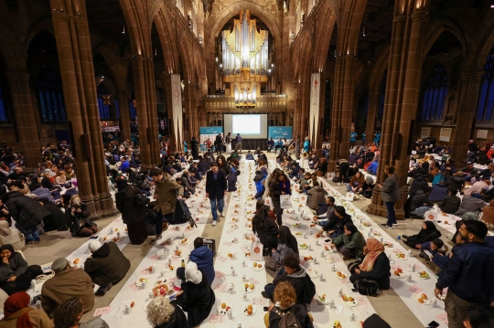 Suasana Gereja Katedral Manchester Jadi Tempat Buka Puasa Bersama Muslim Inggris