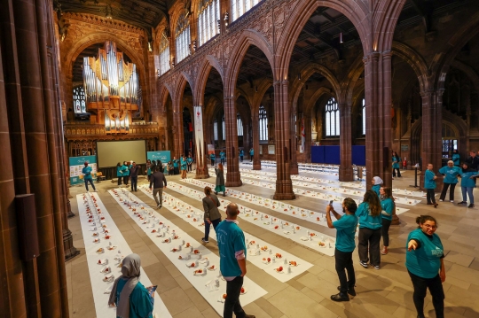 Suasana Gereja Katedral Manchester Jadi Tempat Buka Puasa Bersama Muslim Inggris