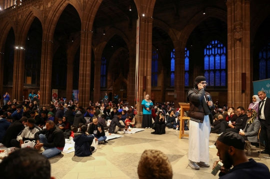 Suasana Gereja Katedral Manchester Jadi Tempat Buka Puasa Bersama Muslim Inggris